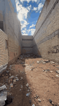 قطعة بالثعالبة ١٠٠متر   قريبة على السوك والحديقه بصف المدرسة  مثل ما موضح بالفديو بل ٩٠٠٩  رقم القطعة ٨ السعر مناسب للاستفسار *********** وات ساب واصل الها تبليط مجاري مي القطعه بسمي بدون دلاليه
