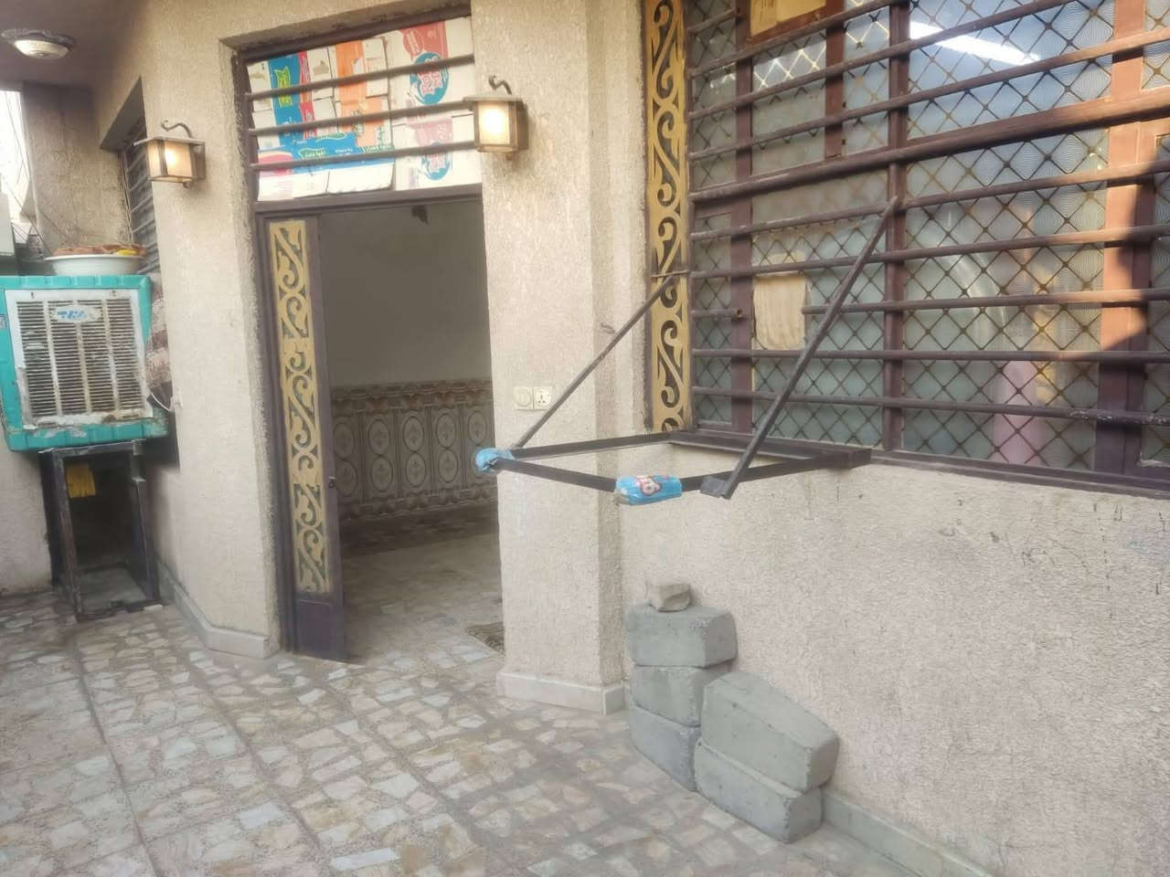 السلام عليكم منزل زراعي سند ٢٥ في بستان علي كمال منطقه الكماليه المساحه ١١٢ متر الواجهه ٨ متر و النزال ١٤ متر بناء عام ٢٠٢٠ طابق واحد كما موضح ب الصور كراج صغير و خدمات متر و ربع مربع و الإستقبال ٤×٥ و غرفه نوم ٤×٥ و مطبخ بارد مفتوح على صاله الجلوس ٤×١٠ و خدمات دخليه غربي مع حمام ٢×٢٥ و مطبخ حار ٦×١،٢٥ و بيتونه كبيره ٨×٤ و الستاره بناء مترين ارتفاع تسعه انج و ارتفاع السقف ٣ متر و ١٥ سم و شتايكر كامل المنزل كما ترونه لا يحتاج ان تصرف عليه بعون الله تعالى السعر ب الاتصال على الرقم ***********  اعتذر عن عدم الرد في التعليقات لعدم تواجدي في الفيس بوك و متواجد على ال وتساب اتصل بأي وقت يعجبك
***********
