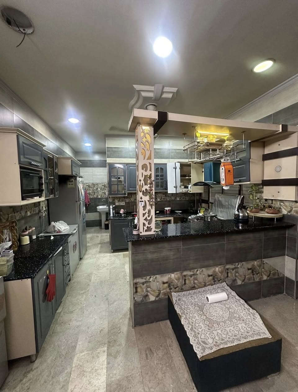 بيت 154م للبيع في منطقة حي البنوك / خلف شارع الكنيسة
محلة 319 بناء حديث
واجهـة 5٫85م* نزال 26٫5م
يحتوي على 
كراج 
الطابق الارضي 
مدخلين للبيت ( مدخل استقبال منفصل ) 
ومدخل ممر + مطبخ حار بارد
هول وجلسه + منور 
+ حمام كبير + غرفه نوم 
الطابق الاول 
3غرف نوم كبيره + حمام )
الطابق الثاني 
بيتونه كبيره تنفع مخزن + سطحين امامي وخلفي كبيرين 

للاستفسار الاتصال بالرقم او مراجعة مكتب الجوهرة للوساطة العقارية الكائن في شارع الكنيسة 
***********
