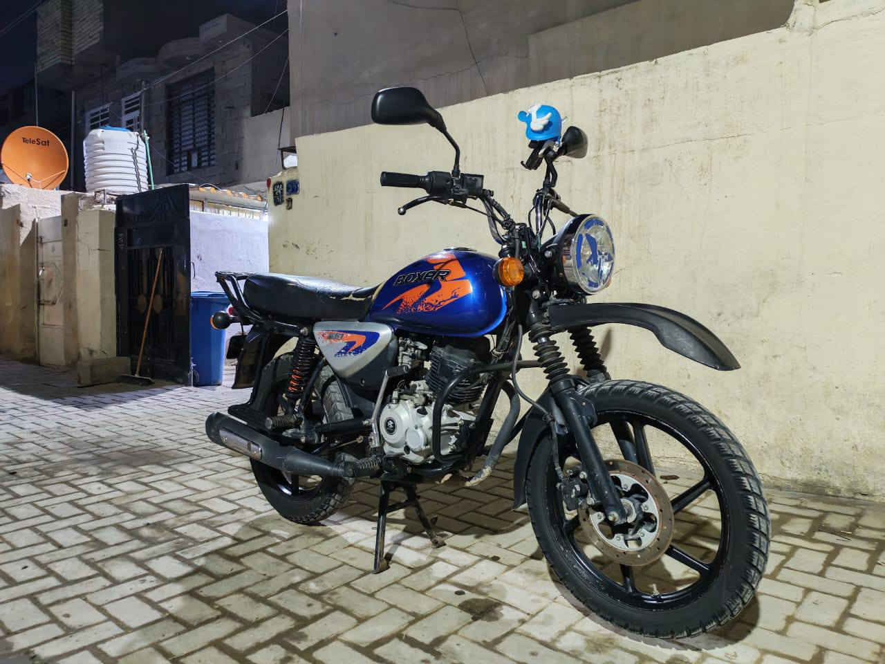 سلام عليكم دراجة بوكسر موديل 22 اوراق اصولية جاهزة للبيع عدا النواقص الموضحة بالفديو السعر مليون و100 وبي مجال للشراي مكاني البياع شرطة الخامسة سويب رقمي *********** متوفر واتس
