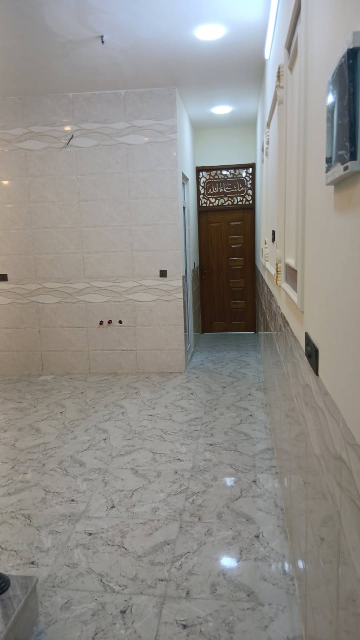 دار البيع١٠٠ متر واجهة ٥ النزال ٢٠ حي الخليج زراعي خلف دائره مرور الرستميه طابقين ونص ٤غرف نوم ٣حمامات بيت فول مفتاح السعر ١٥٥ قفل ***********
