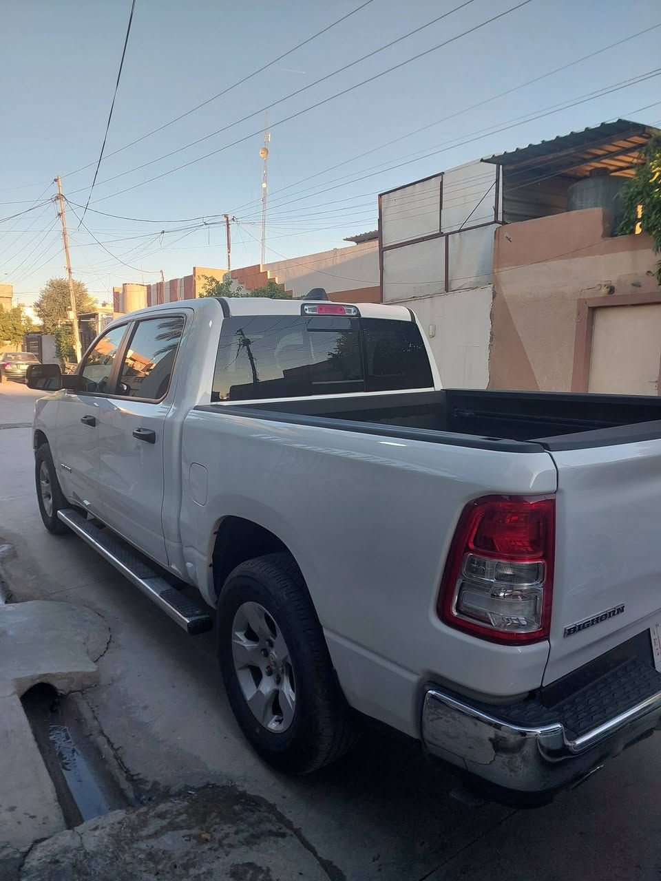 بسبب الوعد الكاذبه للبيع او مراوس رام بك هورن موديل ٢٠٢٣ مكينة 8 سلندر ٧٠٠ /٥٠٠٠ مرغوب   موصفات عتيادي باب طويل بدي قصير  بيه جاملغ سكن صبغ  رقم كاتي يترقم شمالي فقط سياره ماشي ١٤ الف (***********)واتساب
