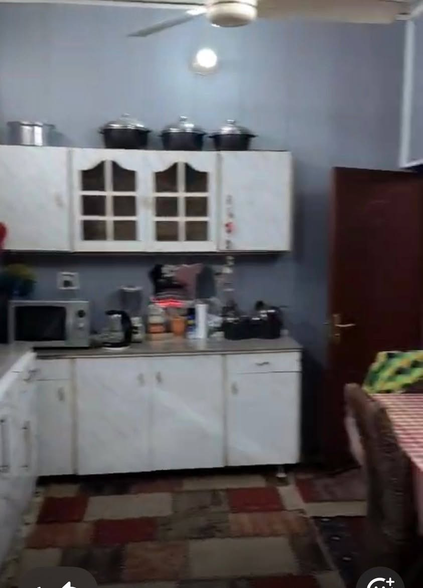 السلام عليكم
بيت للبيع طابوا مساحته 200م طابقين يحتوي على 4غرف نوم 
مع كراج للسياره وحديقه عدد 2
صحيات عدد 2
في ابو غريب منطقه الشهداء 
هاتف للتواصل *********** بغداد, العراق
