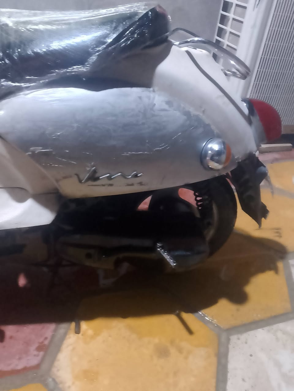 السلام عليكم دراجه انتيكه عبد الحليم مكينه لفتح ول تجفيت كامله كلش كهرباءيات شغاله  سلف وهندر تواير جدد الدراجه بس كاطعه نار شرط بس كاطعه نار مكاني البصره الزبير السعر 160 رقم الهاتف ***********
