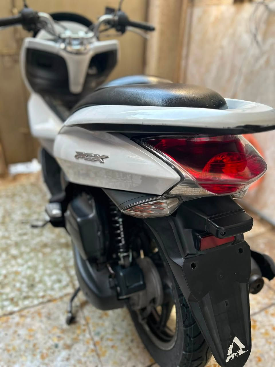 سلام عليكم PCX جيل اول ياباني ✅ تايرات زوج جدد ✅ دبلات خلفيه جدد✅ قاعده كامله هيه وفيت بمً جدد ✅ الله شاهد بانزين محسن ادير ودهن موتل ✅ مي راديتر جديد ✅ كهربائيات كله شغاله كيلو متر ✅ مكينه اكفله الك ممفتوحه ✅  فقط بيه ملاحضات بلكفرات شويه وانته شوفت عينك سعره 1.300 وبيه مجال مكاني بغداد الشعب الثعالبه هًـ/***********
