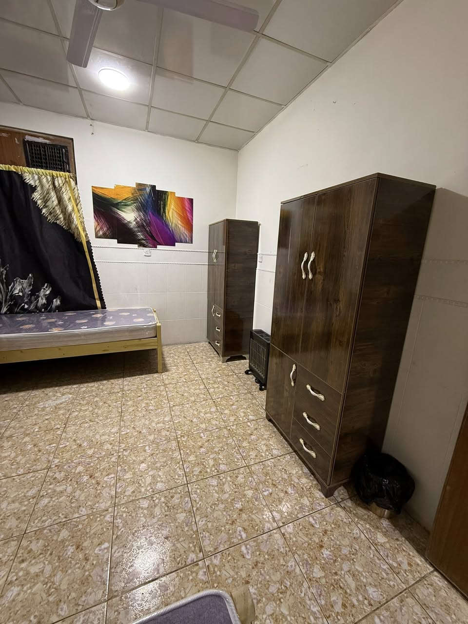 متوفر سكن طالبات البياع شارع ١٧ اول بلوك مقابل كلية العلوم الطبية ابن سينا تبعد عن المستنصرية مشي ٥ دقائق وعن 
الفراهيدي ١٠ دقائق
غرفتين اربع طالبات في البيت فقط 
كل طالبتين بغرفه 
متوفر مقعد واحد فقط 
للتواصل والحجز 
***********
السعر ٢٥٠
