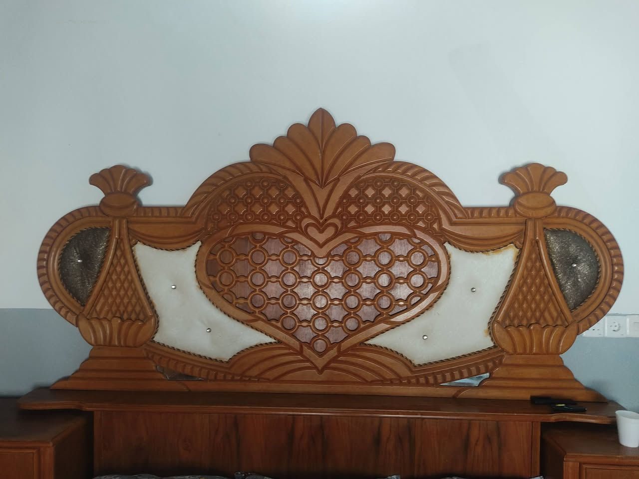 تخت للبيع سعر خاص يوجد واتساب
***********
