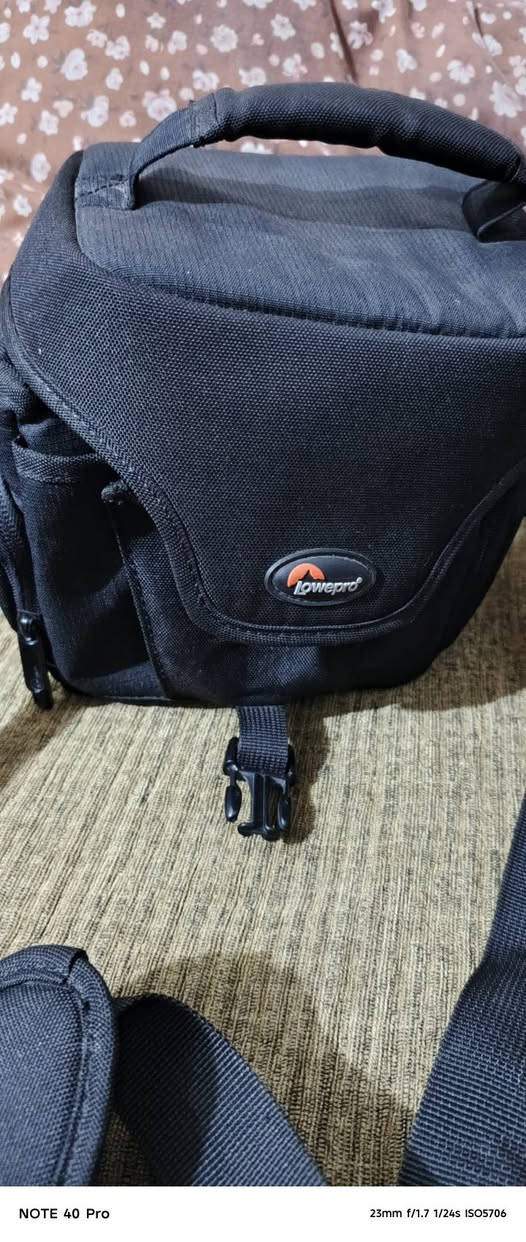 السلام عليكم شباب كاميرا نظيفه يكون   3300 نظيفه على اخر درجه والله تواصل على هذا رقم واتساب*********** سعر ٢٠٠
