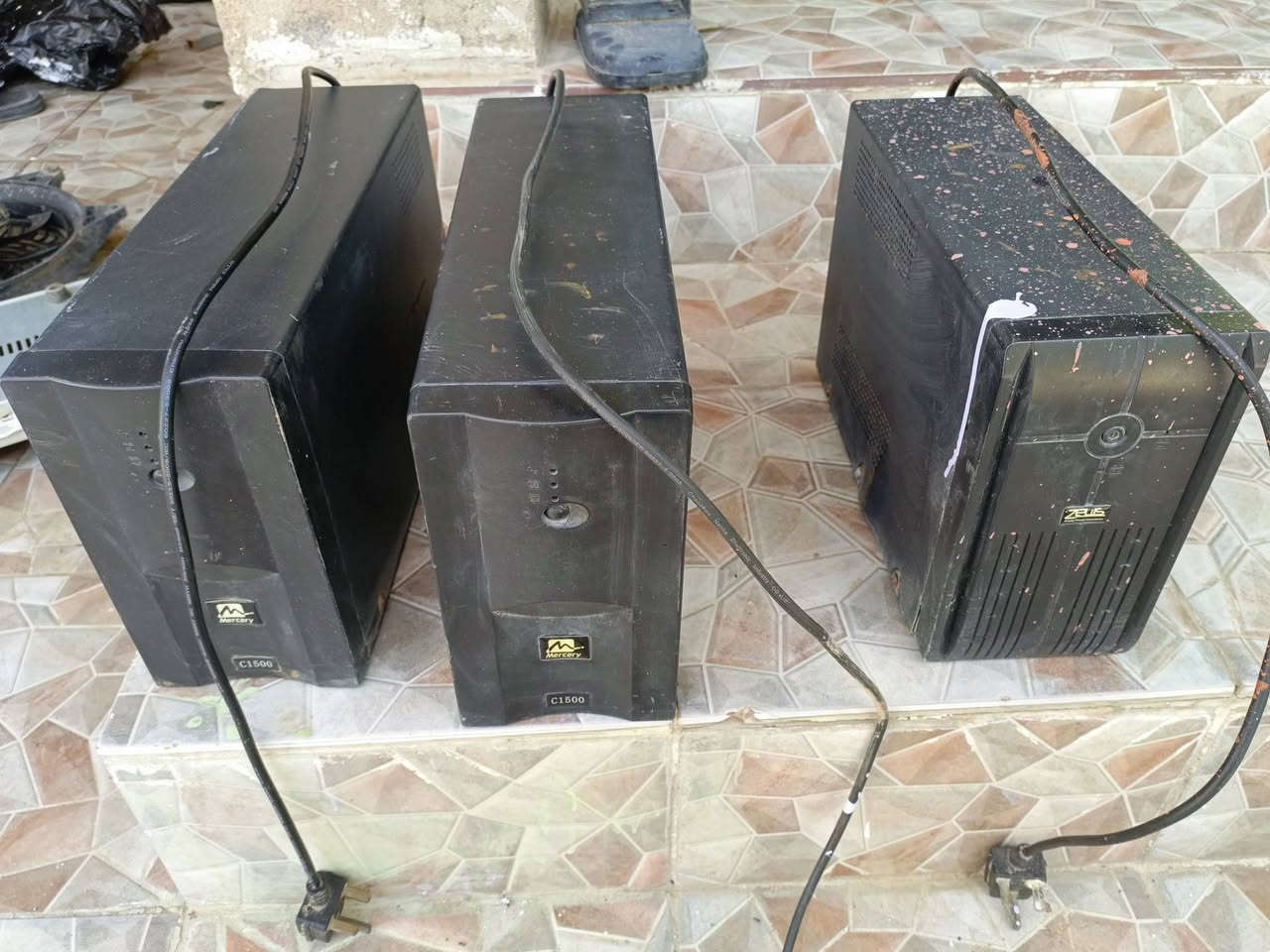 السلام عليكم.. عندي 3 أجهزة يو بي اس (UPS) للبيع مع بعض💲.
التفاصيل‼️: الأجهزة كاملة وكلشي شغال بيها تمام (مثل ما موضح بالصور)بس تحتاج تبديل بطاريات لأن بطارياتها الحالية ضعيفة.

*المواصفات*🔭:
✅جهازين بيهن 3 منافذ (خروج).
✅جهاز واحد بيه منفذ واحد.
السعر: 25،000 ألف دينار عراقي للوحده (وبيها مجال💵).

المكان: [الانبار / الفلوجه]
للتواصل يرجى المراسلة على الخاص.


**إذا كنت صاحب هذا الإعلان وتريد حذفه لأي سبب، رجاءا أرسل رسالة إلى الدعم الفني**
