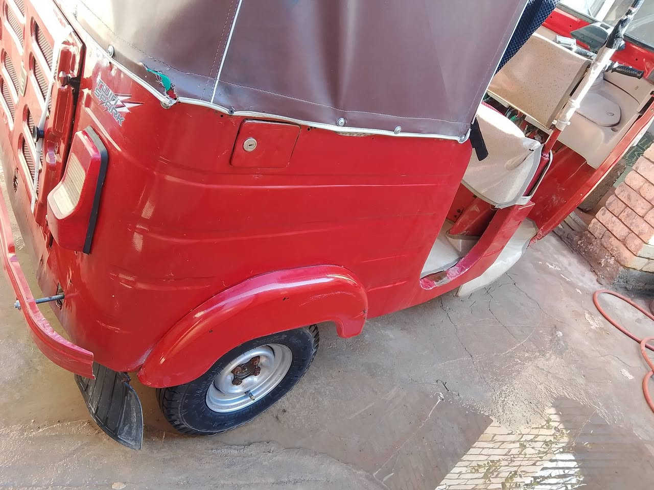 سلام عليكم تكتك مديل 18شهر 8 يوم 29 يعني شهر 9 رقم وسنويه ولوحات نكليزي  وحتا هزه داخله وتحويل ثاني يوم تكتك  نهضتها تخبل تكاشط ال22 خير من الله ماناقصه شي كبل لشارع السعر 4.500 وبيها مجال. هاذا الهاتف***********وهاذا الواتساب***********
