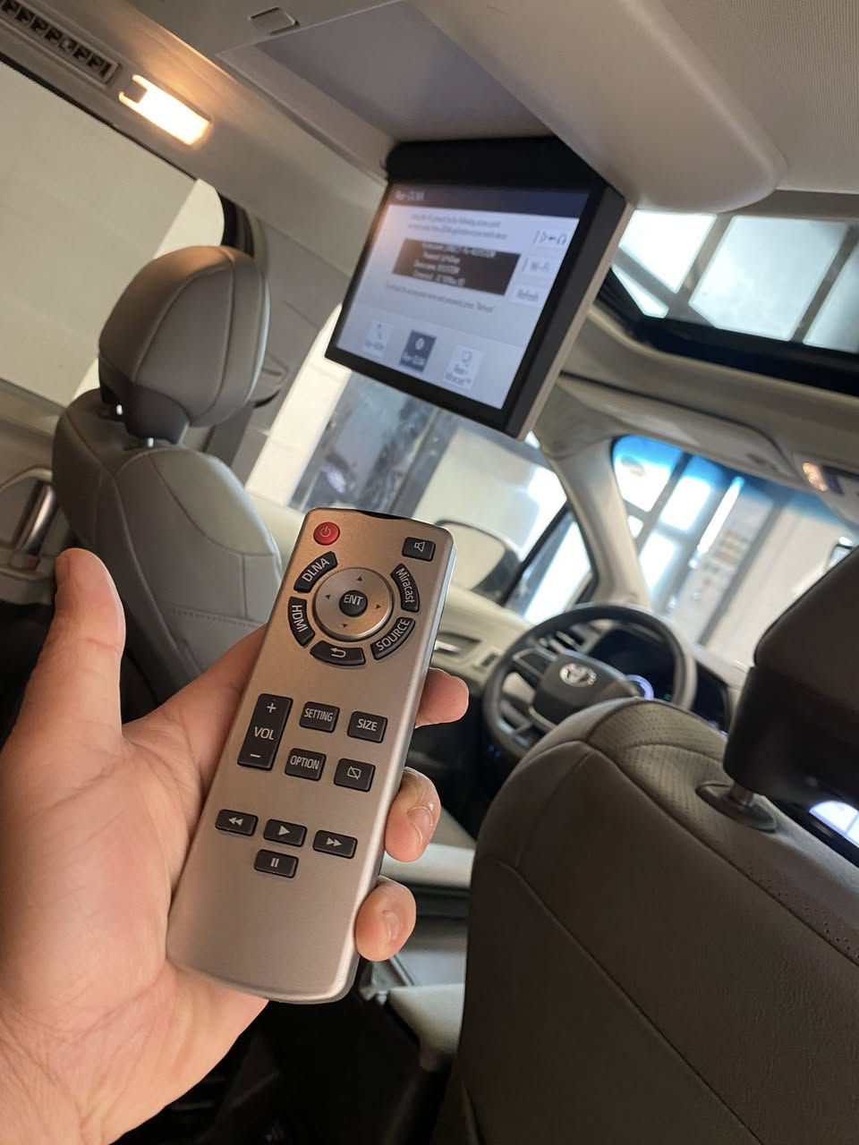 تويوتا سيينا 2024 🚐✨  
فخامة + عائلية + توفير بنفس الوقت!
🔹 محرك هايبرد اقتصادي جداً (توفير عالي بالوقود 
🔹 دفع رباعي (AWD) مناسب لكل الطرق  
🔹 داخلية لون أبيض 
🔹 شاشة كبيرة + نظام ترفيه متطور + Apple CarPlay و Android Auto  
🔹 أبواب كهربائية سلايد لسهولة الدخول والخروج  
🔹 8 ركاب براحة تامة – مثالية للعائلة والسفر 
🔹 نظام أمان Toyota Safety Sense (رادار، تنبيه مسار، فرامل طوارئ)  
🔹 تكييف متعدد المناطق لكل الركاب  

💡 سيارة تجمع بين الراحة، الأمان، والصرفية القليلة…
الصبغ بونيد + جاملغ رقم شاصي مرفق 
📍 المكان اربيل مدينة المعارض 
السعر :- 238 $ وبيها مجال 
للتواصل ☎️
***********
