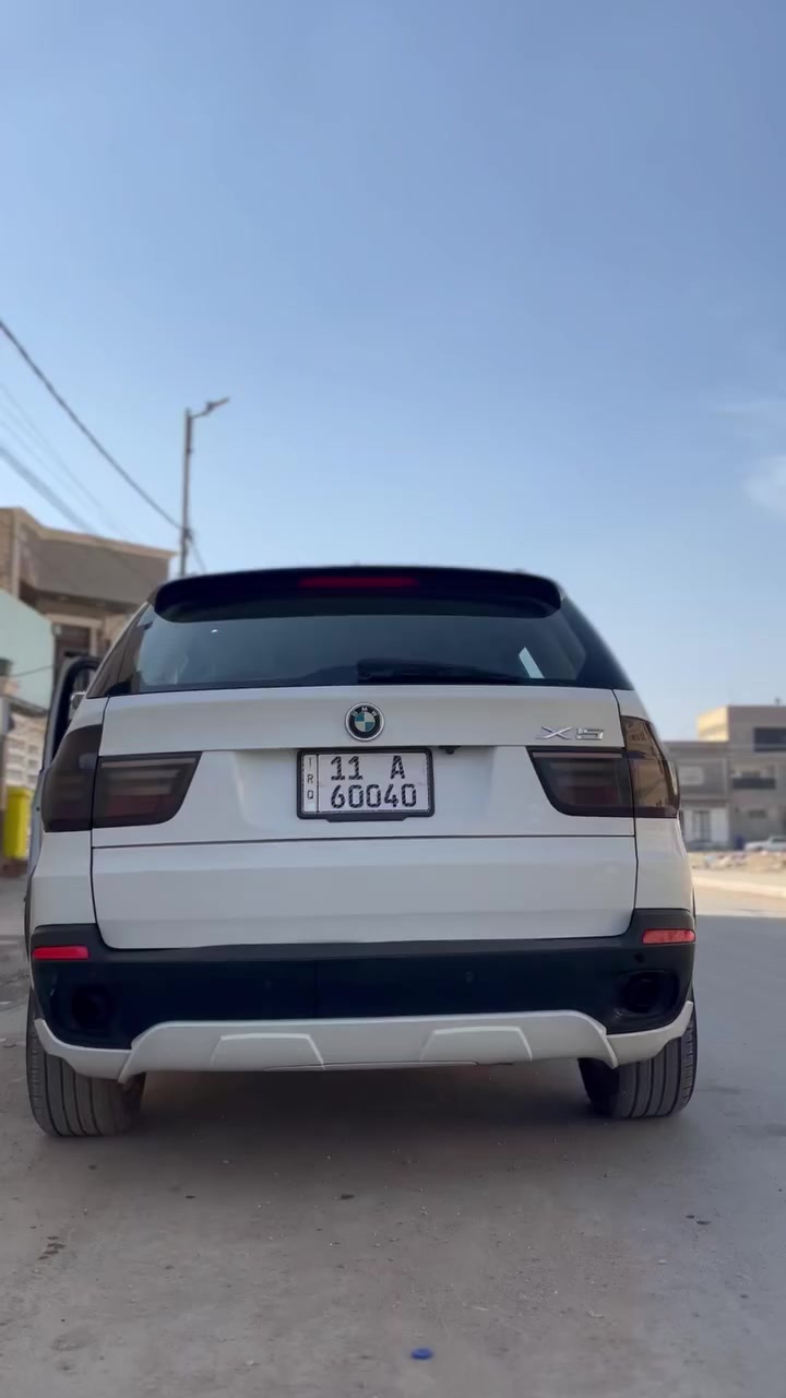 السلام عليكم 

🚗 BMW X5 موديل 2008 – فول كامل – وارد أمريكي (كليت تايتل)

🔹 الموديل: 2008
🔹 المحرك: 6 سلندر N52
🔹 السعة: 3000 سي سي (3.0L)
🔹 القير: أوتوماتيك 6 نمر
🔹 الدفع: رباعي دبل 4×4
🔹 الوارد: أمريكي
🔹 التايتل: كليت تايتل
🔹 الحالة: فول كامل

⭐ المواصفات:
 • مكينة N52 قوية وسلسة ومعروفة بالاعتمادية
 • فتحة سقف بانوراما
 • دبل 4×4 مناسب للسفر والطرق
 • گير أوتوماتيك 6 سرعات
 • مقاعد جلد + تحكم كهربائي
 • تكييف قوي
 • شاشة + نظام صوت
 • مقود متعدد الوظائف
 • أنظمة أمان (ABS + وسائد هوائية)
  .علماً ان السونار مرفق.
✅ مميزات السيارة:

✔️ وارد أمريكي
✔️ كليت تايتل جاهز
✔️ فول كامل مواصفات
✔️ سيارة مريحة وعائلية

💰 السعر: 130 ورقة ✨
🔁 السعر قابل للتفاوض

📍 المكان: الديوانية – حي الجامعة
📞 الهاتف: ***********
