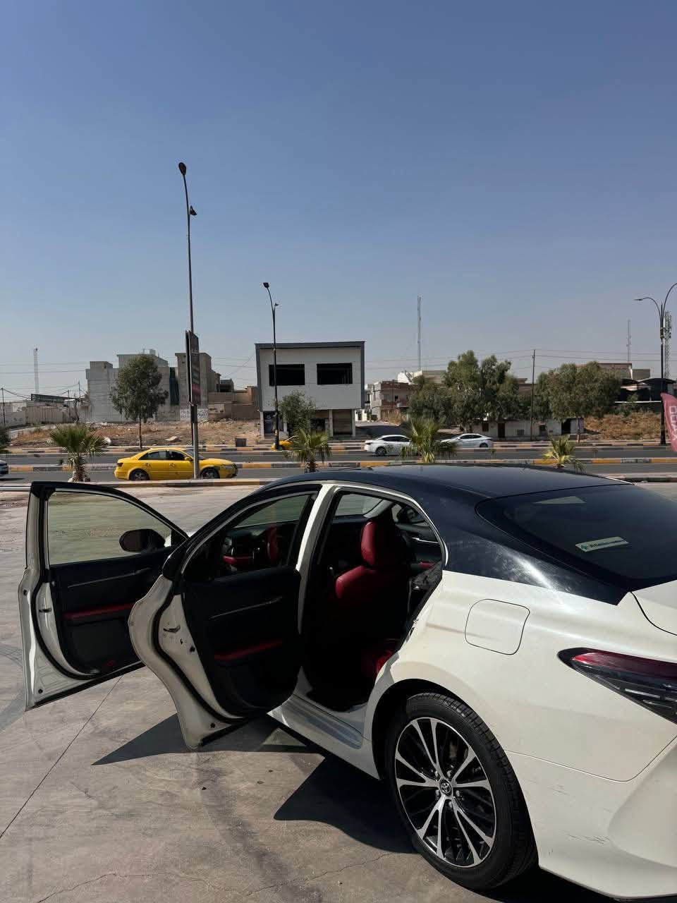 السلام عليكم
للبيع او مراوس كامري 2023 هايبرد خليجي تكسي دبي مصبوغه عام تغيير لون ضررها جاملغ وبوند السياره ماشيه 250 الف كيلو وليس ميل
مواصفات السياره
كشنات جلد.
هاند بريك بصمه
3 انظمه قياده
اوتو هولد
السياره جاهزه من دون اي نقص
السياره بيها ملاحضات بسيطه كلها موضحه بالصور الاستفسار
اكثر *********** ***********
