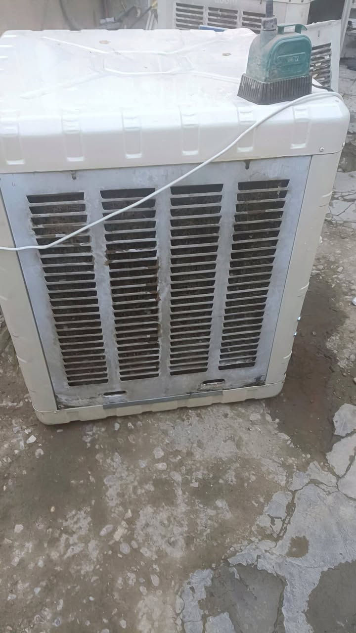 سلام عليكم مبرده مستخدمه معروضه للبيع بس نظيفه وجديده ماصارله اسبوع من مستخدمه 
هذا رقم  واتساب ***********  المكان الكماليه شارع المصرف
