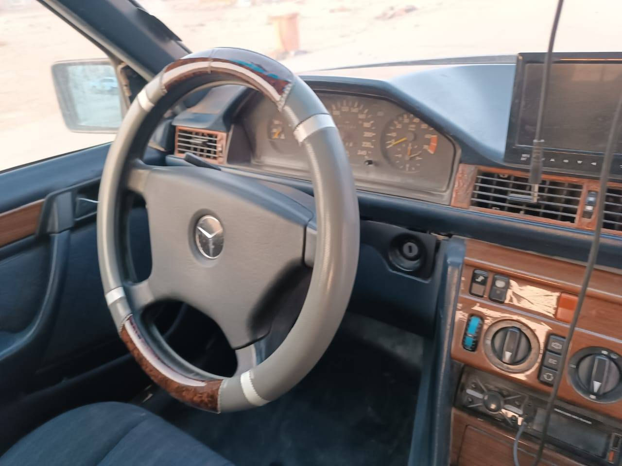 مارسيدس دب موديل 91
رقم بغداد  انكليزي بأسمي  سنويه جديده 
تخم تاير .. مصبوغه عام جماليه بدون أي ضربه 
قواعد دبل سليمات 
كهربائيات شغاله 
تبريد جاهز 
مكينه  وكير 2500 كفاله 
حداديه نص عمر 
الشراي يتصل وبالخدمه 
السعر ... 55 وبيها مجال 
مكان..   الناصرية/الشطره  ***********
