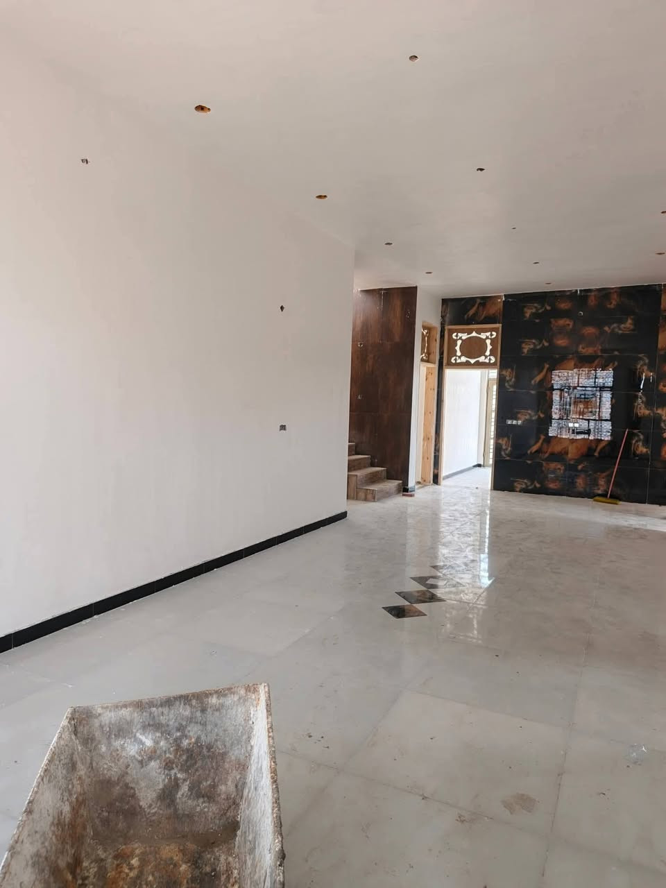 السلام عليكم
  دار للبيع مكان مميز جدا 
طابو زراعي سند25 
يبعد عن التبليط 20متر
بإسم صاحب الارض
تحويل البيت ثاني يوم بعد الشراء
العنوان / /بابل المدحتيه 
حي الحوراء شارع 14الجديد 
المساحة//500متر
الواجهه //12متر
مساحة البناء //263متر
بناء حديث بإشراف وتنفيذ مهندس مدني سنة البناء ٢٠٢٥ 
قريب على التبليط جدا 
خدمات كامله من ماء وكهرباء وتبليط 
السعر/١٧٠ مليون وبيه مجال      
تفاصيل البيت
استقبال 10*4
صاله كبيره 10متر
عدد الغرف 3    4*4 4*5 
4*5 واحده من الغرف نضام سويت
مطبخ حار وبارد
منور خلفي 2متر
مجمع صحيات 
خريطه بوب.وشبابيك البيت كامله 
عرض الشارع٧ونص متر
البيت كامل وجاهز نقص بصيط
عرض الشارع ٧ونص متر
البيت موقع حلو وجيد جداً 
للاستفسار
مراجعة  مكتب دلالية وائل الهندي 
***********وائل الهندي
ابو علي***********
مكتب دلالية وائل الهندي بابل المدحتيه الحمزه الغربي ع شارع 60 قرب سلوان ابو الكاشي مقابيل فرع علي قماره
