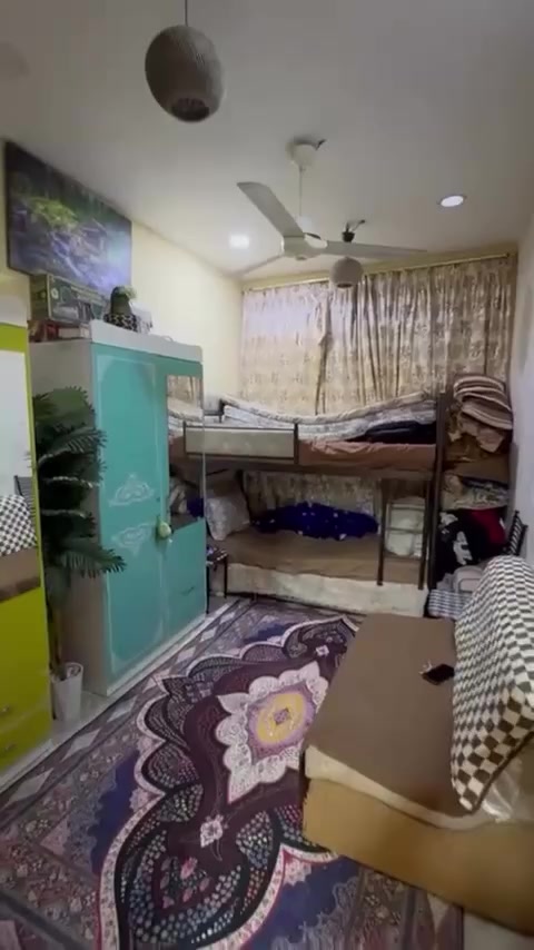 مشتمل للبيع مساحه ٥٠ متر يحتوي على غرفتين نوم وصاله ومطبخ ومنور وخدمات حي الجهاد يدوان المخابرات 
الاستفسار اتصل على ***********
