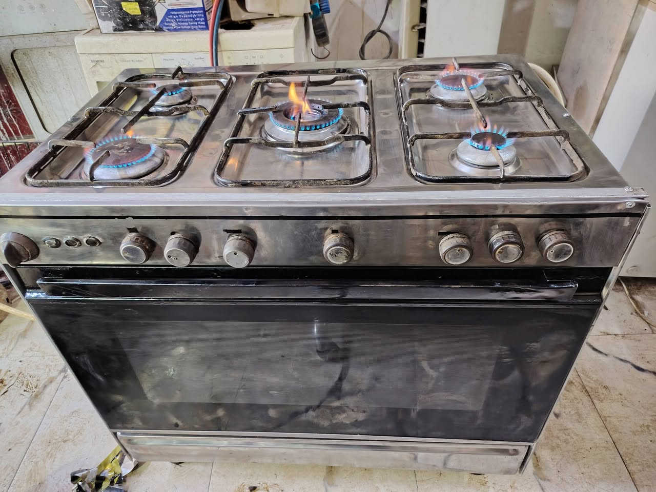 طباخ للبيع شرط الشغل كله بلاد شغال طباخ وفرن
***********.     ***********
