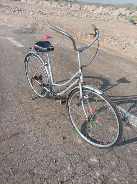 سلام عليكم بايسكل للبيع نضافه كدام عينك وحلى من الي بصوره السعر 60 الف بي مجال قليل الي مو شراي لا يتصل ع رقم ولا تكسر بسعره الله فوكاك رقم ***********
