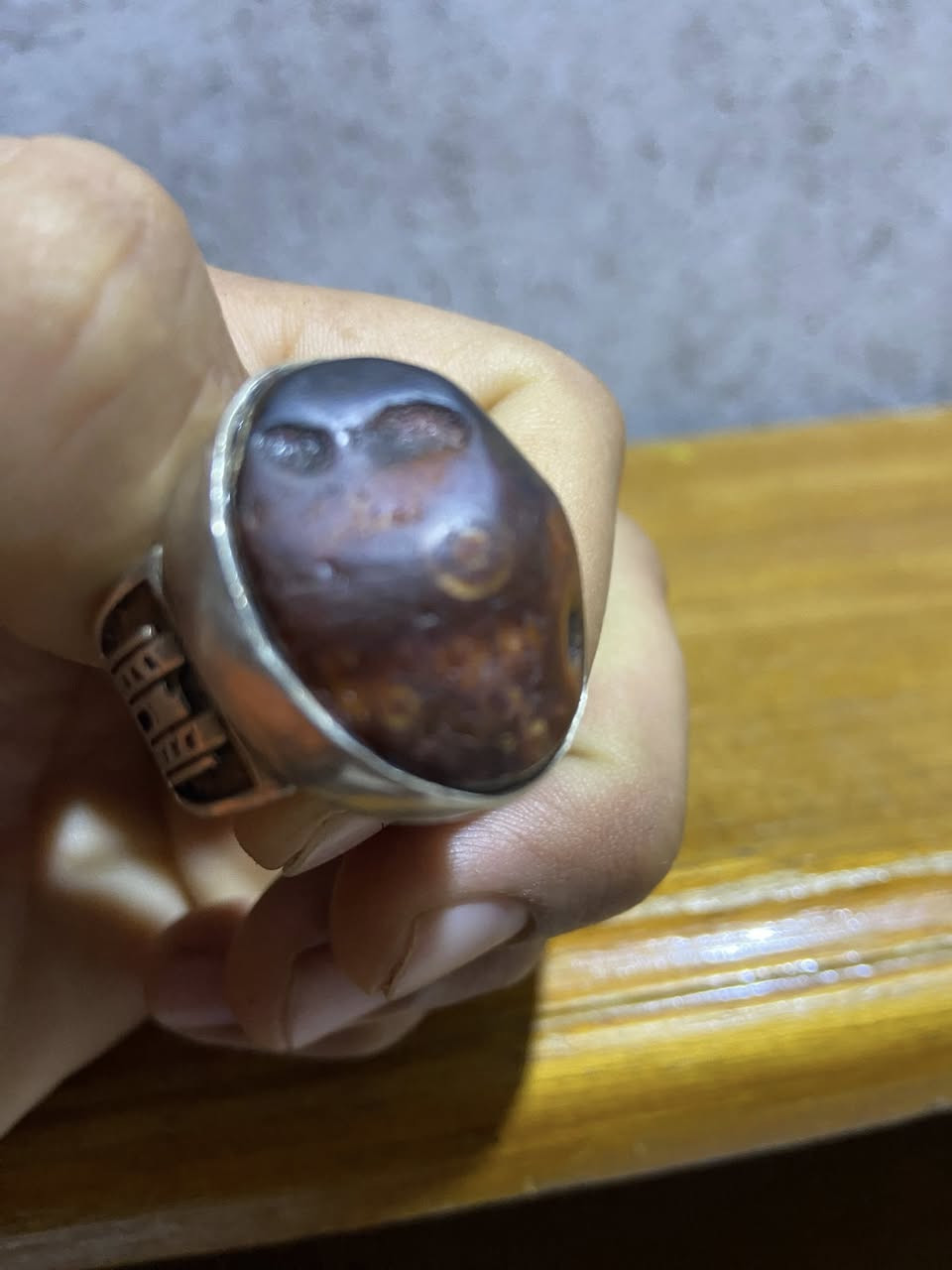 خاتم داودي مصور وجه احمر معروف شغل الحمر قديم وصياغه ثقيله خاتم تحفه متواجد خاص وتساب ***********
