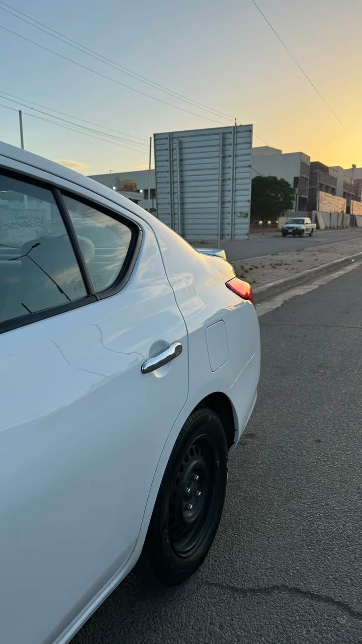 سلام عليكم
نيسان صني 2021
ماشية 160 km
بيها صبغ ربع باب السايق وتعديل بيها كم قطعة 
سنوية جديدة بأسمي تحويل ثاني يوم 
السعر/١٠٢ ومجال 
للتواصل ***********
