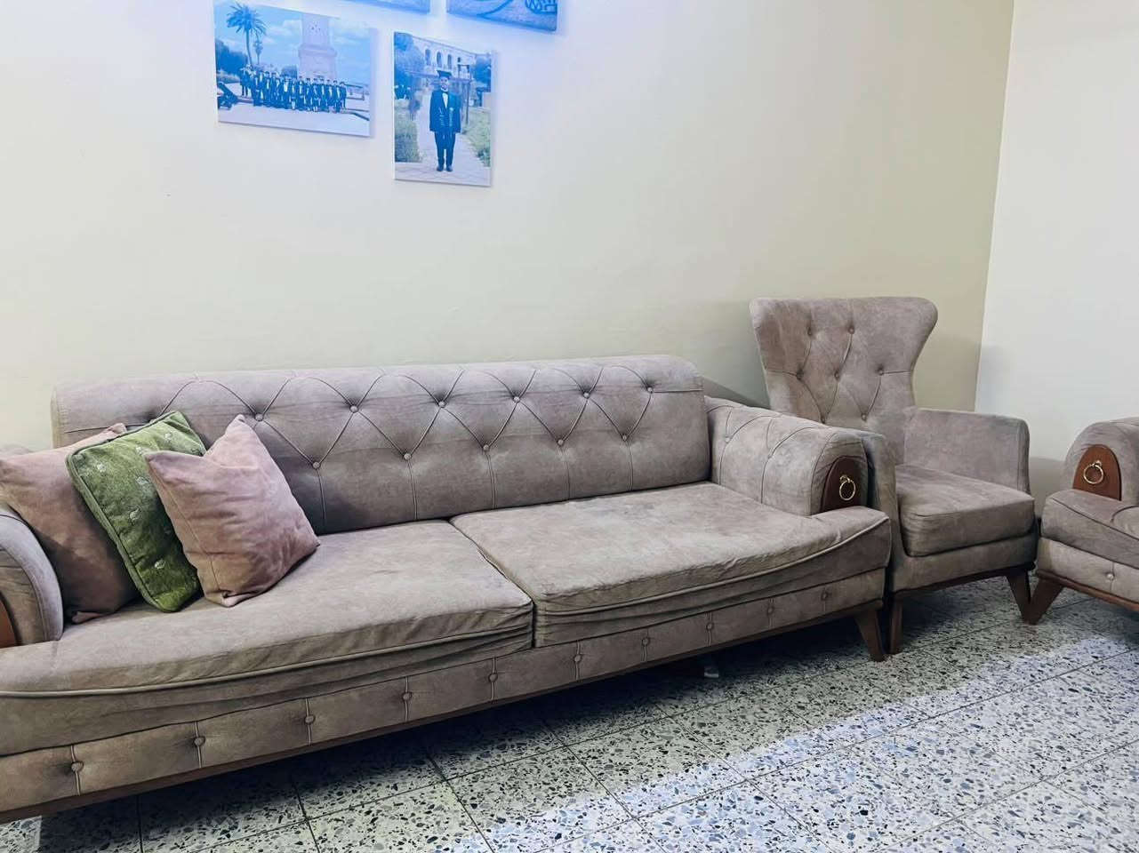 الكاونتر 650والتخم 300وميز الطعام 150والفاترينات 2 150 والزحليكة 30وعندي بعد وية الفاترينات ميز مكتبي 
عنواني بغداد حي الجهاد ***********

