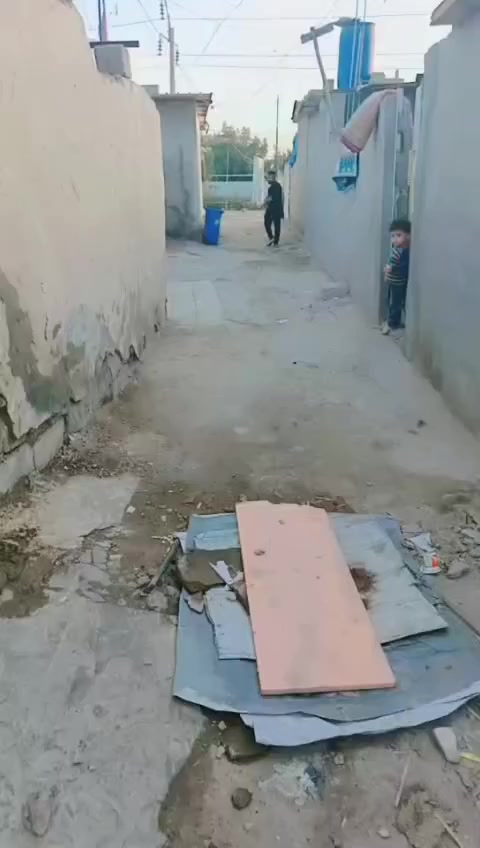 السلام عليكم بيت تجاوز للبيع حي الأعلام قرب شارع الدلفيه بيت كلش نضيف وحلو منطقه هادئه وحلوه وطنيه خطين مجاري رئيسيه سحب السعر 9 ملايين وبي مجال بسيط . الأستفسار واتساب فقط ***********
