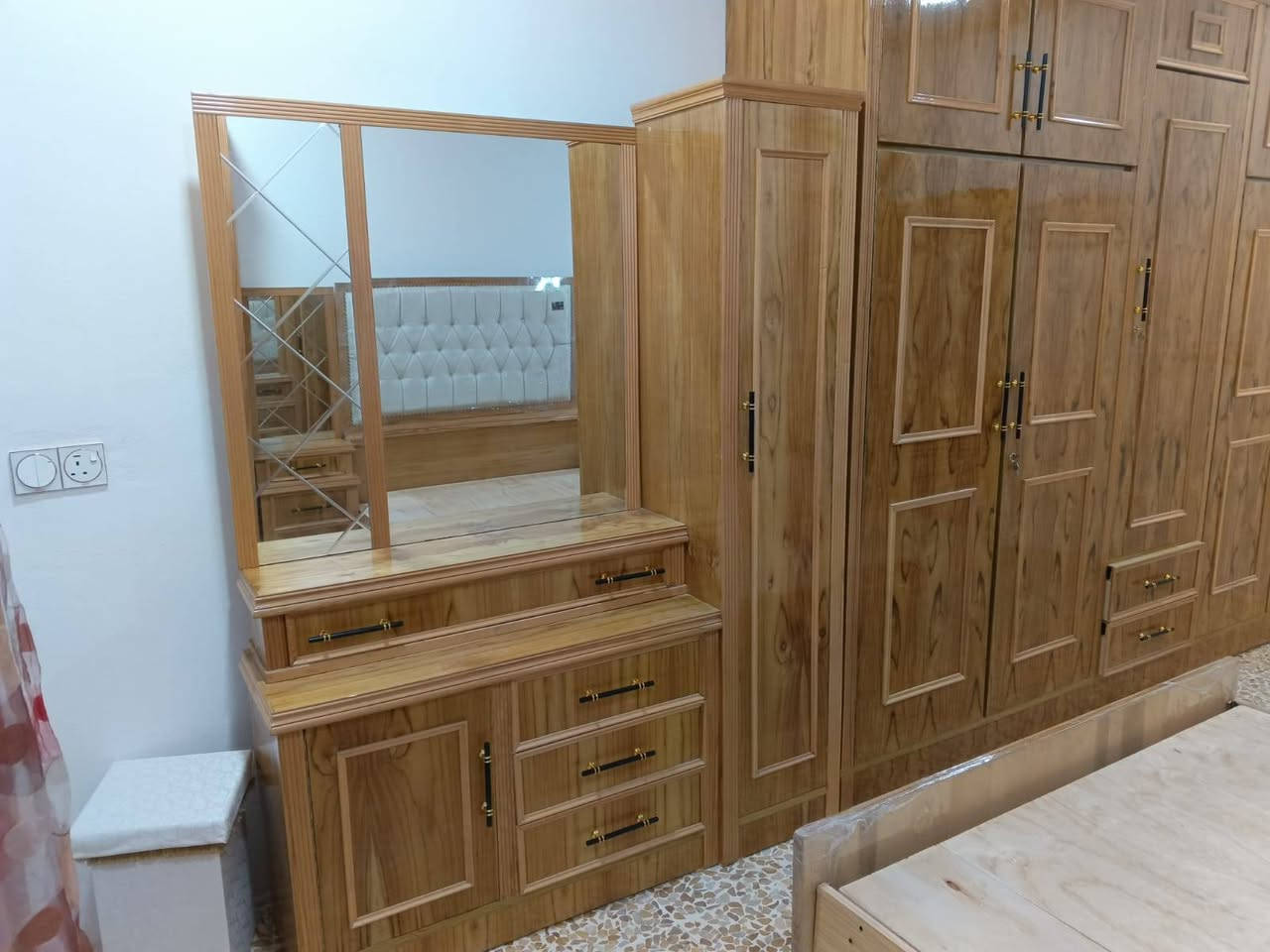 #قسط_غرفتك_براحتك
✔️ ويانا مدة التقسيط سنة و نص بدون مقدمة 
✔️ لحاملي ماستر كارد الرافدين من الموظفين و المنتسبين و المتقاعدين
✔️ يوجد فصال حسب الطلب
✔️ يمكنكم استبدال غرفكم القديمة بغرفة جديدة وتقسيط الفرق
✔️ غرف نوم باحدث الموديلات من خشب الصاج
📌العنوان : الموصل / الجانب الأيمن / الصناعة القديمة / اليابسات مقابيل ميزان البيادر 
📱اسياسيل : *********** (يوجد واتساب)
📱 كورك : *********** (يوجد واتساب
