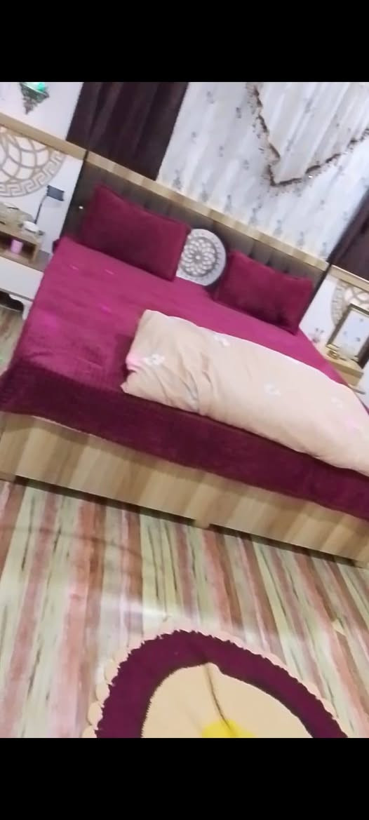 السلام عليكم غرفه اخشاب للبيع سعر مناسب اشتريت وحده جديده وهاي للبيع مفتوحه السعر 400 عنوان ابي الخصيب ***********
