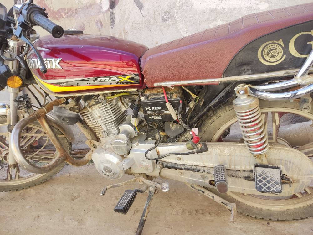 سلام عليكم دراجه سونك سيفان محرك 150 موديل الدراجة 2023المكينه خير من الله لا تبخير ولا تنقيص سعر الدراجه  500وبيها مجال الرقم ***********
