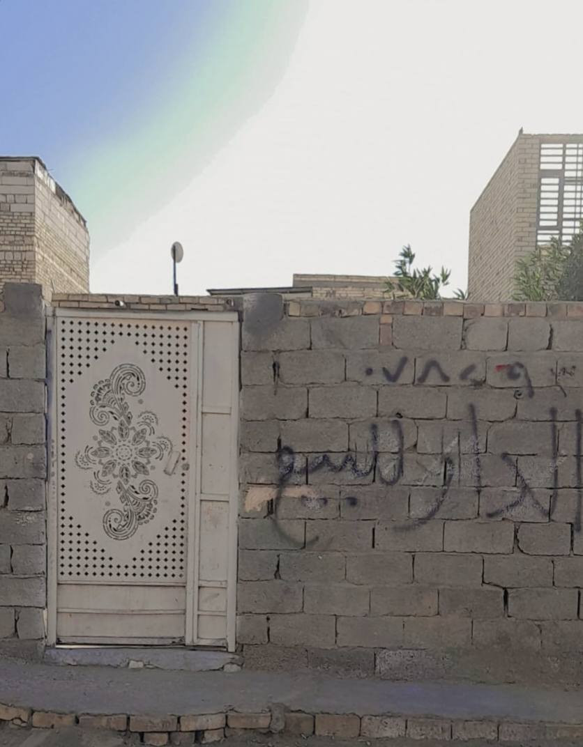 بيت زراعي المساحه 150 يتكون من غرفتين نوم وصاله وطارمه جبيرة ا متوفر كافة الخدمات المكان الشطرة حي الكوفه قرب معارض السيارات بشارع المولد السعر 45 وبي مجال الشراي يتصل على الرقم ***********
