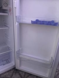 ثلاجة • نضيفه • كرادة داخل