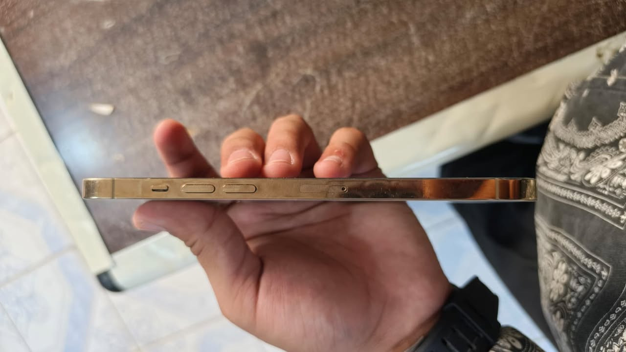 السلام عليكم 12برو ماكس للبيع 
ذاكره 128
بطاريه79
ما داخل صيانه بس بي مشكله وحده الكامره لأماميه عطلانه 
رايده380وبي مجال بسيط
التواصلفقط واتساب***********
