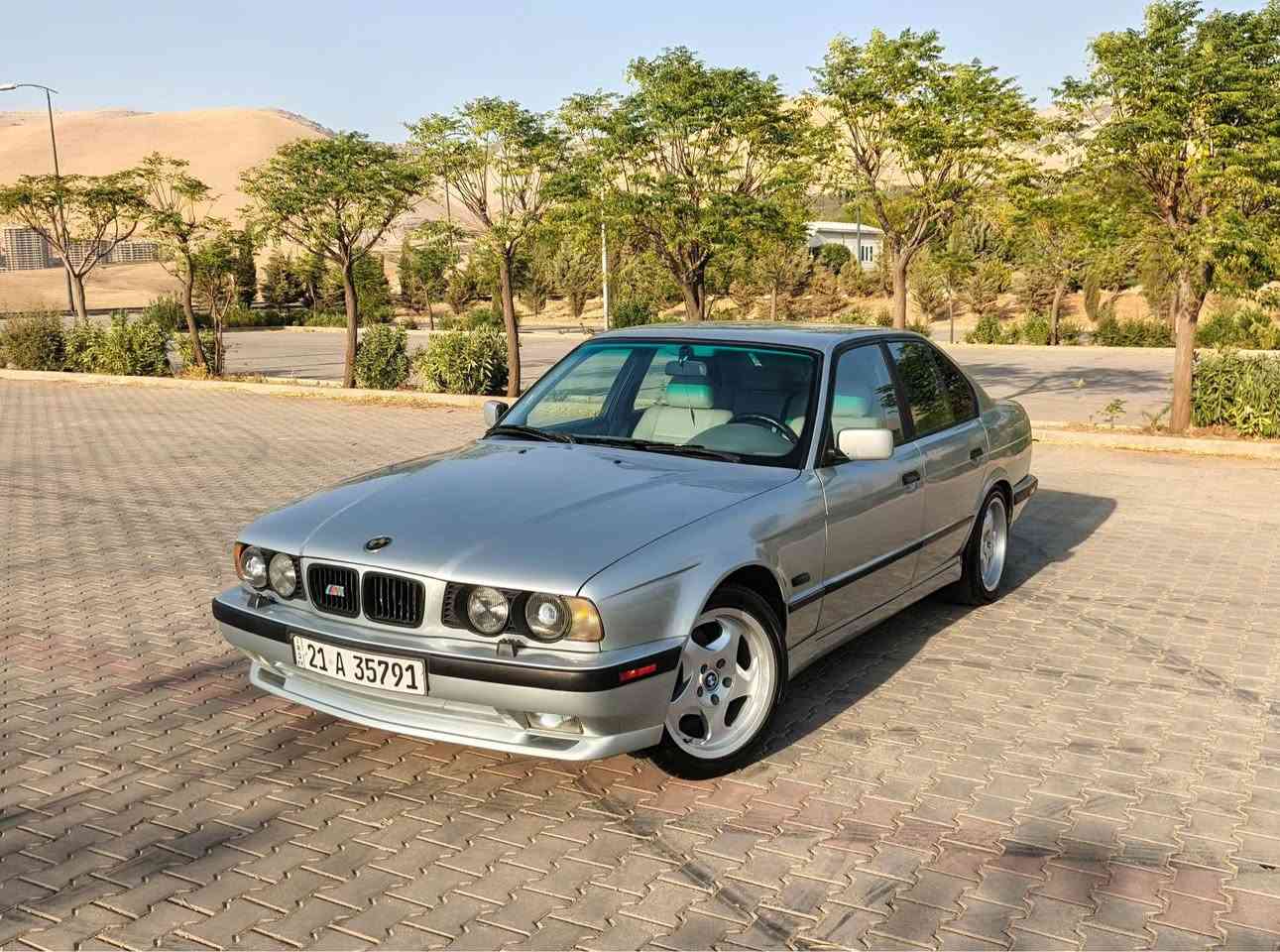 BMW 1995
موديًل ٩٥  سلڤەر كامل فرن لةسةر ساخي بيً دةعم زور جوانة هةمو گياني لةسةر دةقي شةريكة ماوةتةوة مةكينةي 525 سةقةري دةبل دجيتالي لةسةرة نةكراوةتةوة گيًر عادي گيًر و مةكينة و ئةكسل و تةبريد و تةحويل و كارةباي بةشةرت يةك دينار مةسرةفي نية سةيارةيةكي زوًر بةقوةت و كپ و تون و تولًة مالي دوًستة تاية و ويل و دةعامي M5 لةسةرة هوكي بيلادي ناوي لوًكة و رةساسي فورميكاية كوشن جلد و سياحي و تةلةفون شاشة ئايپاد و دةبل ئةرباگة لة سليًمانيم نرخي ٨٧ گةلاية جوابي كوميًنت نايةمةوة 
***********

بي ام موديل 1995 كير عادي مكينة 525 سقر دبل فانوس رقم السليمانية 
لون سلفر صبغ عام للجمالية بدون ضربة كير و محرك و تبريد و كارةباي و تحويل بشرط سيارة نضيفة عال بلاد مابيها اي نقص تاير و ويل و دعاميات M5 هوك بلادي كشن جلد و سياحي داخل رساسي و فورميكا و شاشة ئايباد سعرها ٨٧ ورقة مكان السليمانية  *********** السليمانية, العراق
