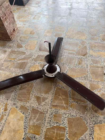 قيزر شغال كلشيء مابيه فقط مزنجر من برا
بنكة نوعية ممتازة لون مميز جديدة
ساعة للبيع انتيكة مرتبة
كرسي دوار يراد له ترتيب كلشيء مابيه 
*********** عمارة
