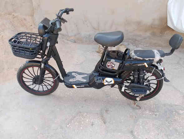 السلام عليكم اخوان بايسكن شحن كامل ملحقات نضيف ميه بل ميه جديد السعر 350وبي مجال الاتصل ***********
