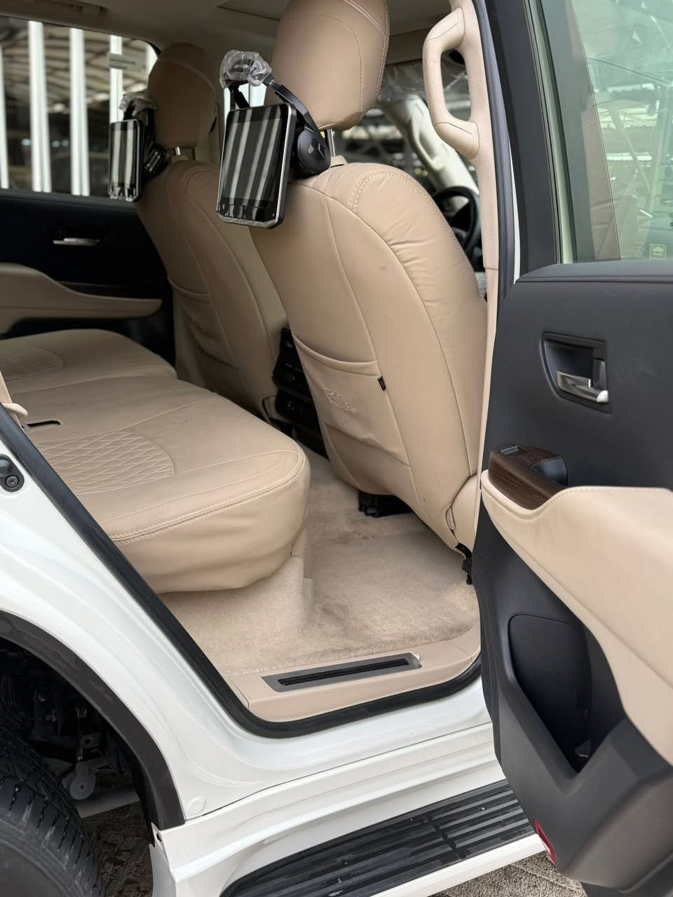 السلام عليكم 
لاندكروز 2024  ساز اصل تنفس طبيعي رقم شمالي الجديد وسنويه جديد مستخدمة ماشية ١٨ الف بعده بل ضمان مكفولة كفاله عامه من الدعاميه لدعاميه عدا شخط بالباب خلف السايق معروفه موصفات الساز فول 1/1 السعر ٦٧٠ وبيه مجال المكان بغداد الستفسار 
***********
