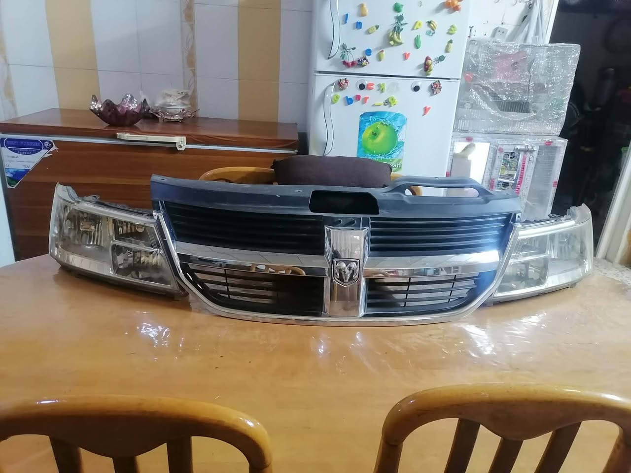 طخم  لايتات مع عطر أمامي أصلي سيارة جورني م ٢٠١١ الى ٢٠١٧ السعر١٠٠ الف للإستفسار الاتصال على الرقم *********** و***********
