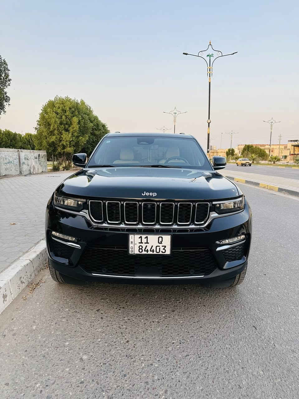 جيب لمتد بلس
(Jeep Limited Plus) لبيع: جيب لمتد بلاس
الحالة: مكفولة 
ماشية: 36 الف
المواصفات:
المحرك: 6 سلندر، سعة 3.6 لتر.
النظام: دفع رباعي (4X4) مع وضعيات قيادة متعددة.
المقصورة: مقاعد جلد فاخرة (تدفئة وتبريد للمقاعد
الأمامية).
التكنولوجيا: شاشة كبيرة تدعم Apple Carplay و
.Android Auto
النظام الصوتي: نظام صوتي بريميوم عالي الجودة.
الأمان: رادار، تنبيه خروج عن المسار، كاميرا 360°،

الأمان: رادار، تنبيه خروج عن المسار، كاميرا 360°، وحساسات أمامية وخلفية، توقف ذاتي.
الإضافات: فتحة + سقف بانوراما، تشغيل عن بعد، دخول ذكي، صندوق كهربائي، مرايا جانبية كهربائية.
السيارة مغلفة PPF ضمان 10 سنوات
استفسار***********

