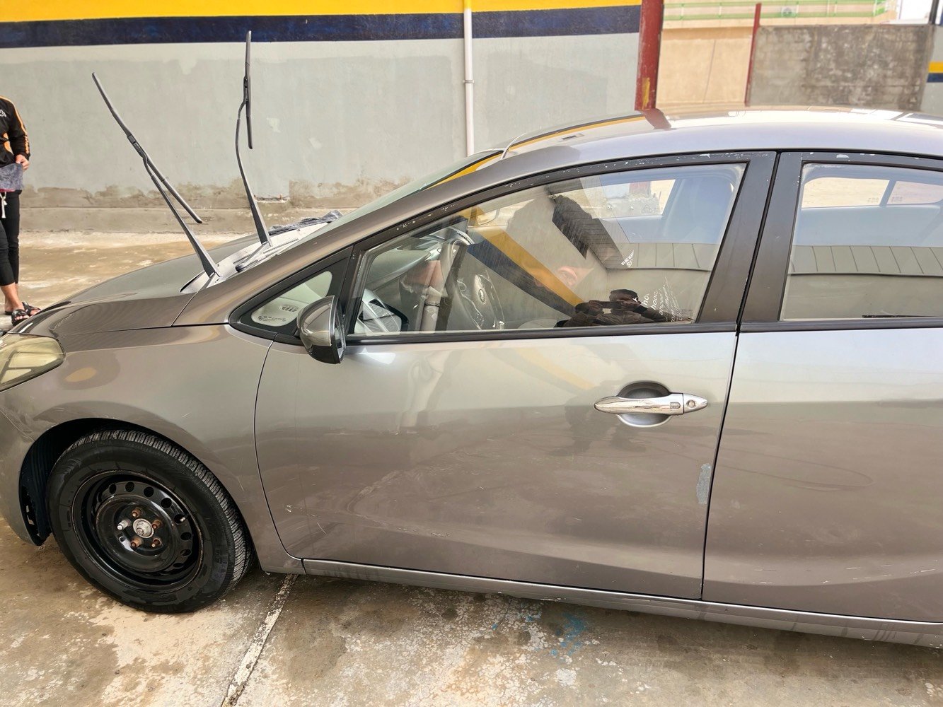 سلام عليكم سيراتو موديل 14 البيع مواصفات عاديه سياره بيها باب خلفي جه سكن مبدل وشويه بيها حالوب بل قماره وبيها شويه باردات سياره مكينه 1600ماشيه 450 الف ناقصه حداديه الصدر 
رقمً بابل مشروع وطني 
