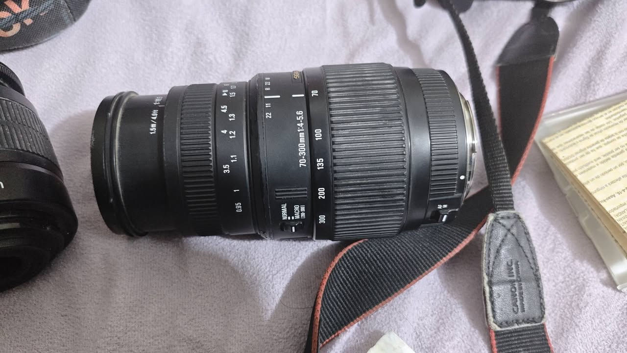 كامرة كانون 1200d  نضافة 75٪ بيها مشكلة فقط في عدسة ١٨ ٥٥   معها عدستين و حقيبة 
للاستفسار الاتصال على الرقم ***********
