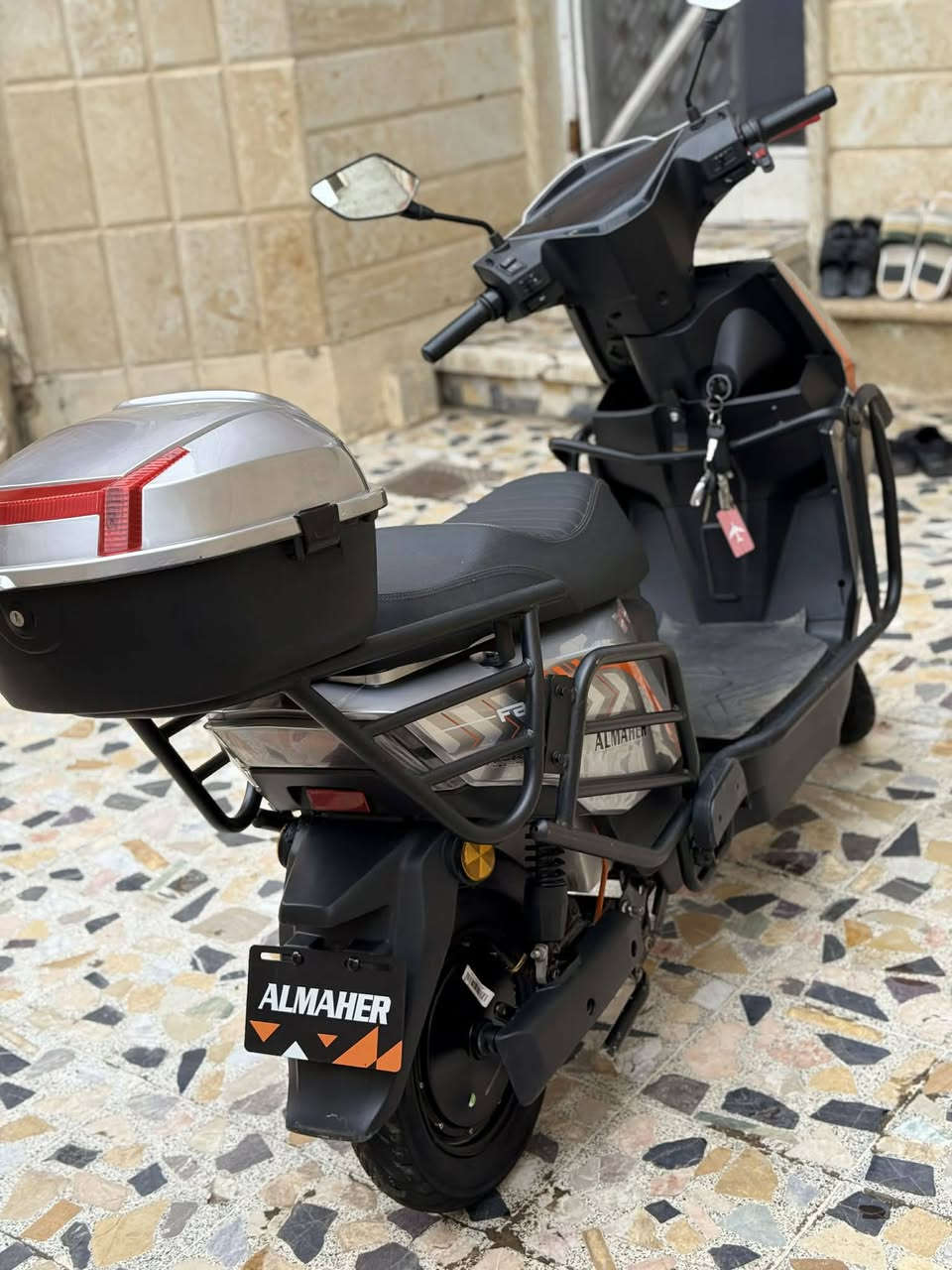 السلام عليكم مكلف بالنشر 
مطور سكنس الماهر  موصفاته خير من الله حجم كبير   مدرع كامل 6 بطاريات شرط شلعه ومعدل سرعه كله شغال لا شخط لا فطر مطور كدام العين ..السعر 525وبي مجال للتواصل ***********
