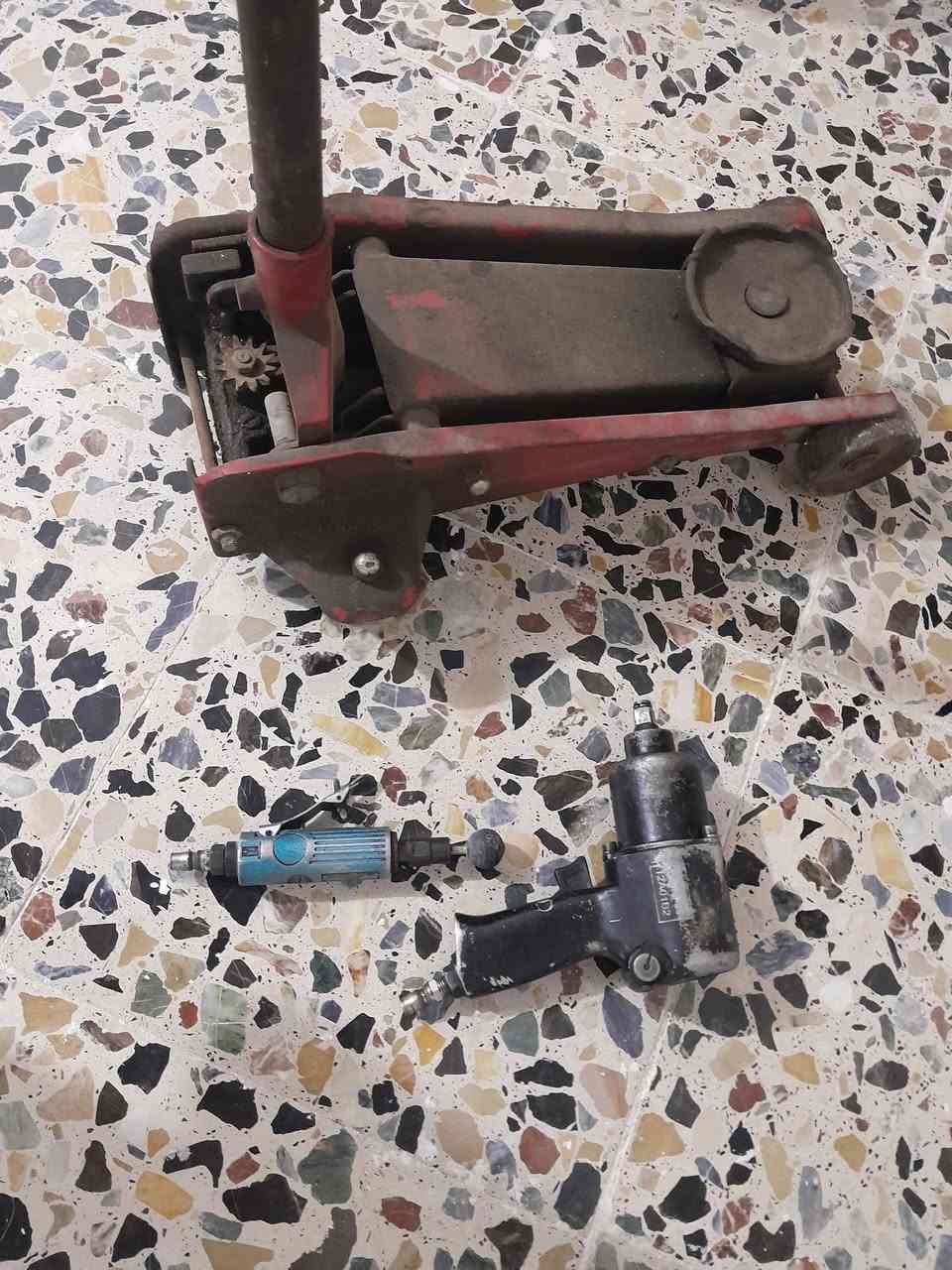 سلام عليكم خالعه اصليه بلاديه ٥ دوسات زائد كمريسر ١٥٠ لتر كهرباء بانزين بي ماطور كهرباء اصلي ماملفوف ابلادي كلش نضيف مععه صونده هواء ٢٠ متر زائد كيج هواء جك مسدس هواء كوسره بنجر كل نضيف لستفسار اكثر *********** السعر مليون
