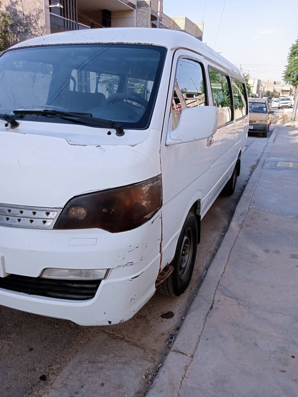 السلام عليكم H1 شركة عامة 14 استلمتها ب15 على ايدي كلشي بلادي بيها دافع اقساطها كلها بس ما راجعت مرور عليها غرامات مليون ونص وعليها ضريبة مليون الي يشتريها هو يدفعهن عارضها ب40 وبيها مجال مكينة وكير واكسل وتبريد خير من الله بس بيها ملاحظات بس سيارة بلادية مكانها حي العامل ***********
