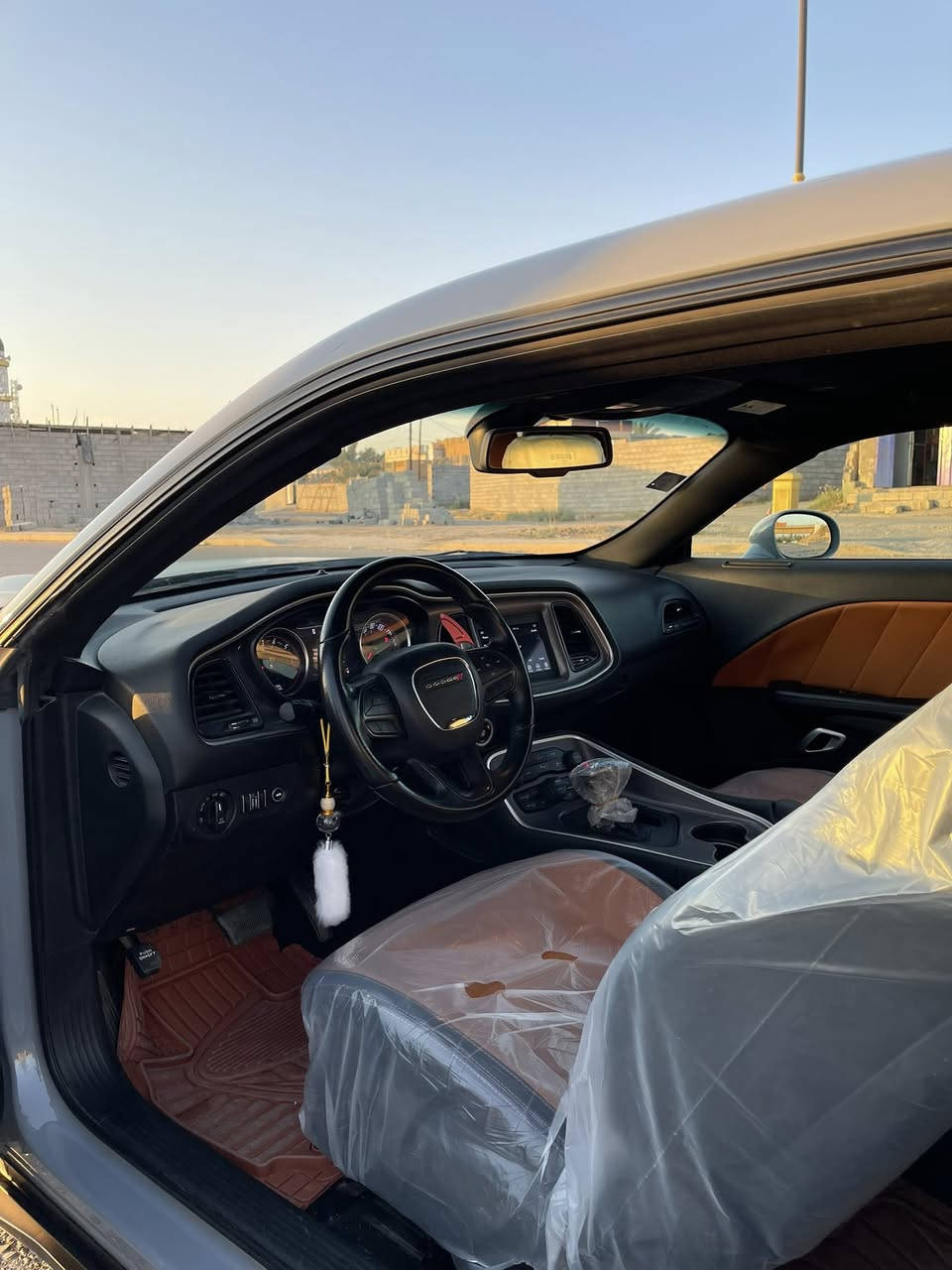 السلام عليكم
اللهم صلي على محمد واله محمد 
للبيع او المراوس
السيارة بحالة ممتازة وخالية من أي مشاكل فنية استعمال شخصي محرك وكير بحالة جيدة هيكل نظيف، وكلشي تمام وجاهزة للفحص .
الموديل : 2022
 • النوع:جالنجرv8/5700
 • اللون: سمنتي
 • العداد: 50ميل 
 • ناقل الحركة: اوتوماتيك.
حادثها من امريكا جاملغ وبنيد 
السعر 190 
رقم الهاتف ***********
