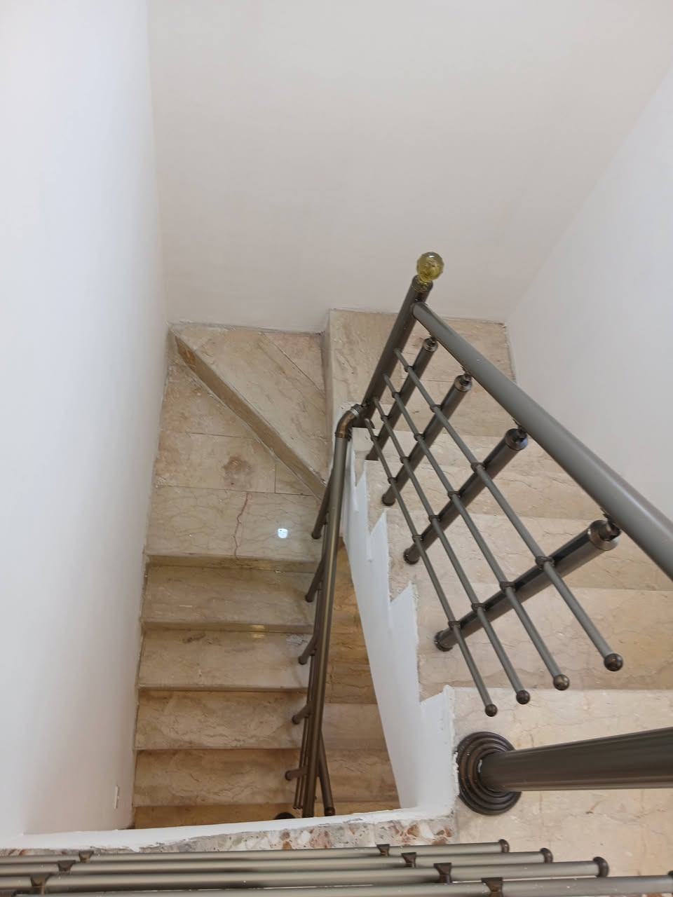 دار زراعي للبيع حديث سند ٢٥ منطقة السبع ابكار المساحة ٤٠ متر ثلث طوابق يتكون من استقبال ومطبخ وثلث غرف نوم وحمام عدد ٢ ومنور وبيتونة وسطح والمنطقة خدمات كاملة وعرض الشارع ٩ متر الموقع مقابيل مركز شرطة الصليخ بصف جامع الحجية الاستفسار أكثر  ***********
