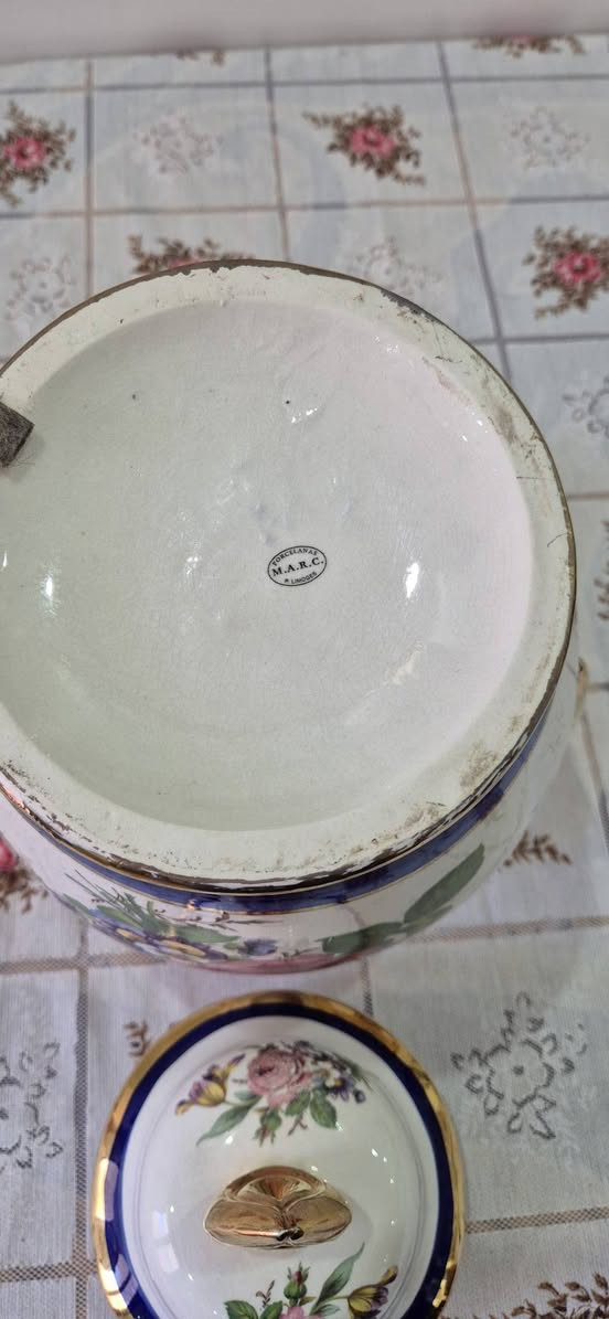 magnifique potiche couverte Limoges en porcelaine peint à la main


**إذا كنت صاحب هذا الإعلان وتريد حذفه لأي سبب، رجاءا أرسل رسالة إلى الدعم الفني**