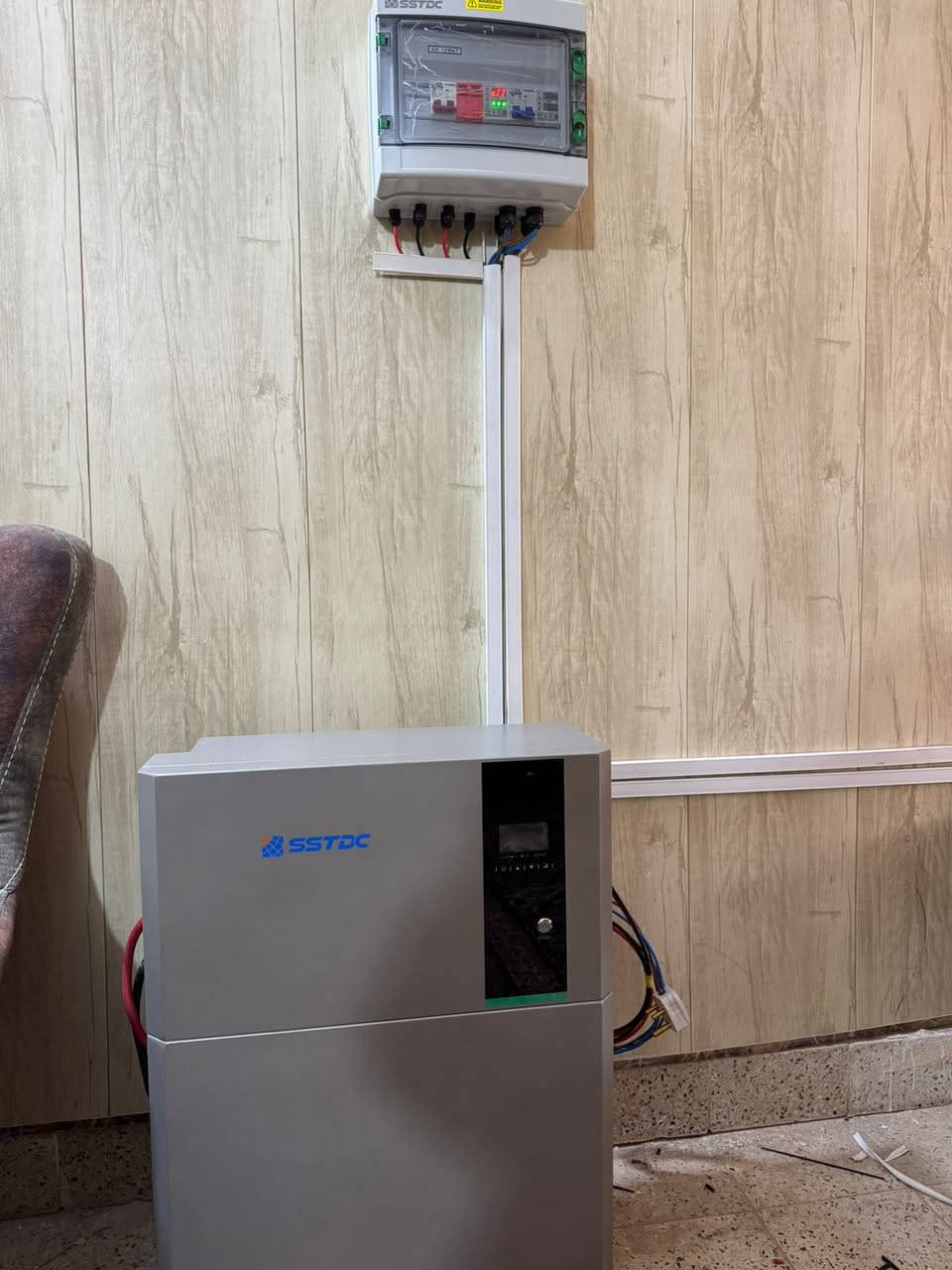 ⚡ بيت آخر يودّع المولّدات ويعتمد على الطاقة النظيفة ☀️

🔹 منظومة 27 أمبير
🔹 ألواح 620 واط عالية الكفاءة
🔹 هيكل حديد مغلون C-Channel
🔹 أداء ثابت واستقرار بالتيار
🔹 تنفيذ هندسي مدروس
🔹 ضمان حقيقي

مكتب الطاقة المستدامة
🔰 الوكيل الرسمي لشركة شيشن تكنلوجي - شركة هواوي - شركة لونجي 

📍 العنوان: كوت – الخاچية – شارع 40
📞 موبايل:
***********
***********
