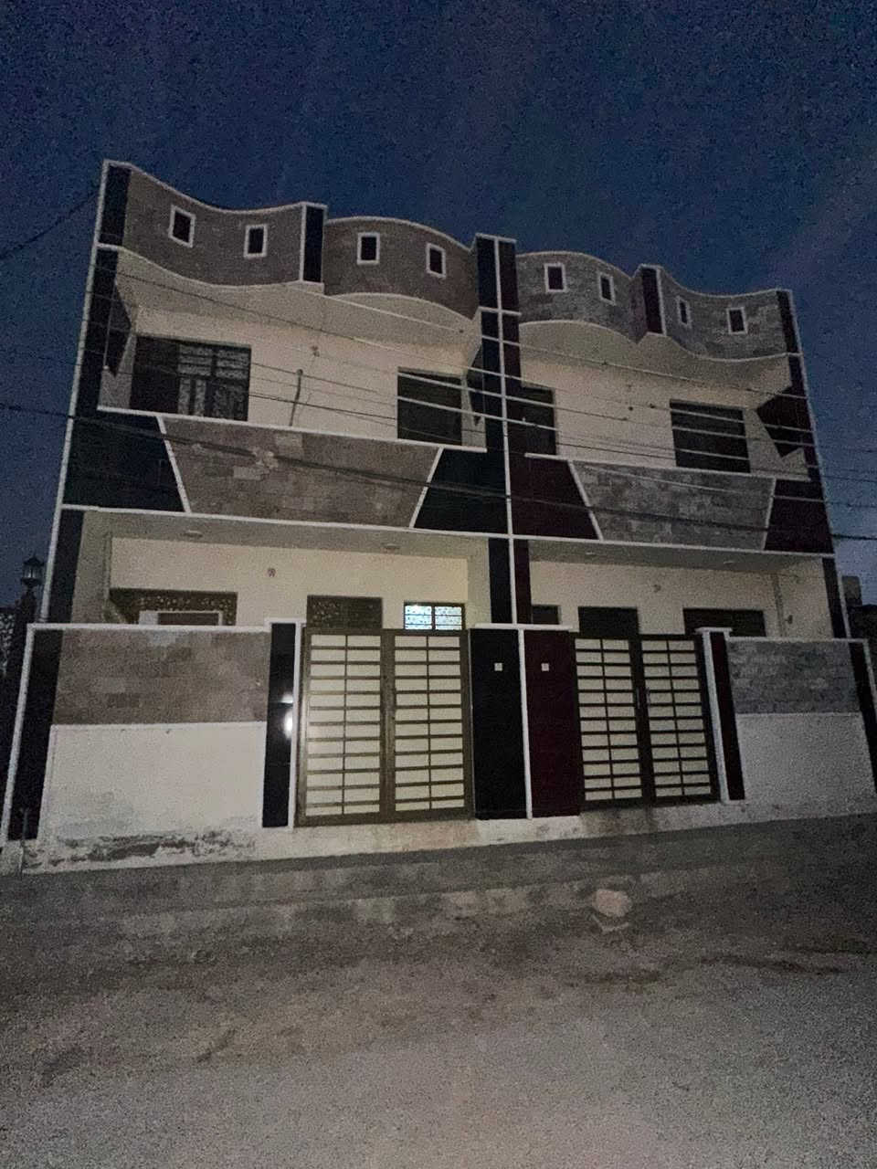 للبيع بيت نضام مشتملات العدد ٢ مساحه البيت الواحد ٨٠ م +قطعه مساحه ١٣٠ متر منطقه طالب العلي على الشارعزمقابيل المدرسه السعر ٢٥٠  رقم الهاتف ***********

