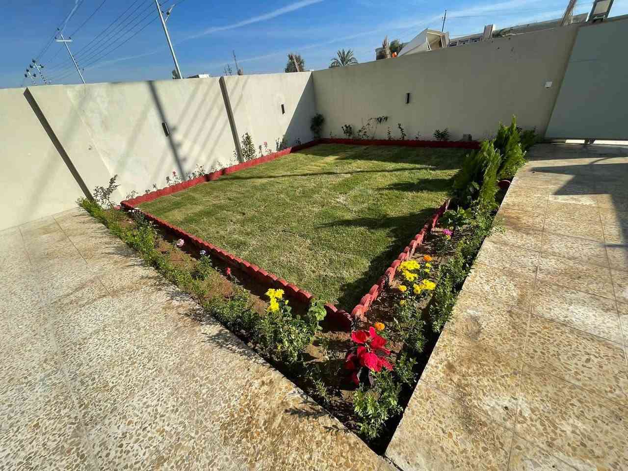 السلام عليكم 
بيت للبيع في مجمع نجمة بغداد السكني 
مساحة ٢٥٠ متر الواجهة ١٠متر والنزال ٢٥متر
٣ غرف نوم سند طابو صرف 
البيت استلام جديد وغير مسكون زيرو 
موقع المجمع بغداد طريق ابوغريب القديم مقابل مجمع البدور السكني 
للأستفسار ***********
